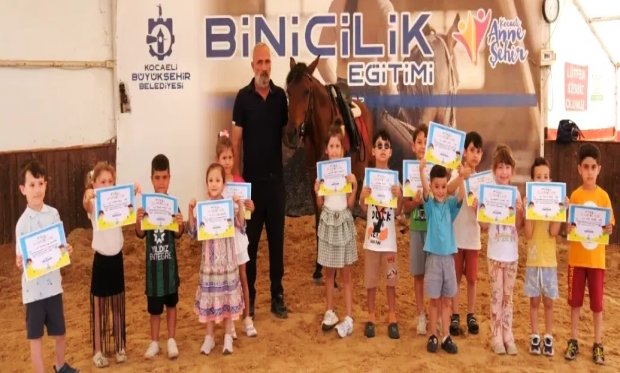 Atlı Spor Kulübünde 'At Biniş' Eğitimlerine katılan 130 minik biniciye başarı sertifikaları dağıtıldı