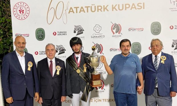 Kocaeli Atlı Spor Başkanı İbrahim Aydın 60.Atatürk Kupası Engel Atlama yarışması ödül töreninde